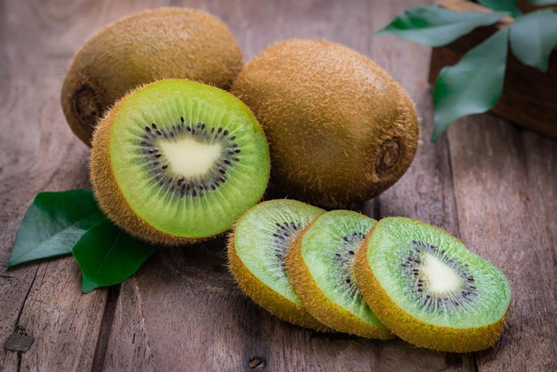 Một quả kiwi có 7g đường tự nhiên, 1g chất xơ, đáp ứng 90% lượng vitamin C khuyến nghị hàng ngày. Ngoài ra, kiwi cũng giàu chất hóa học serotonin, có tác dụng thúc đẩy sản xuất melatonin trong não, hỗ trợ cải thiện chất lượng giấc ngủ.
