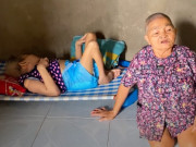 Tin tức - Góc cảm động: Chị khuyết tật ăn cơm với muối, gom hết tiền để mua sữa tã cho em gái tai biến