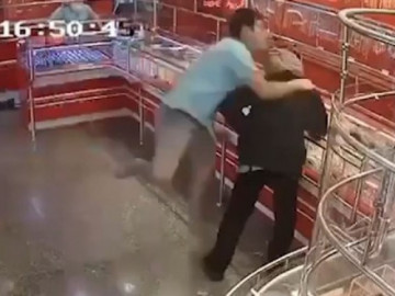 Clip: Cầm rìu đi cướp tiệm vàng, người đàn ông nhận kết đắng