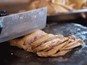 Phở gà Hà Nội giá 120 nghìn đồng, khách tìm ăn đông kín, tấm tắc khen ngon