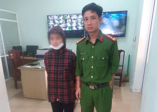 Lực lượng Công an hỗ trợ đưa cháu T.T.C. về nhà an toàn.