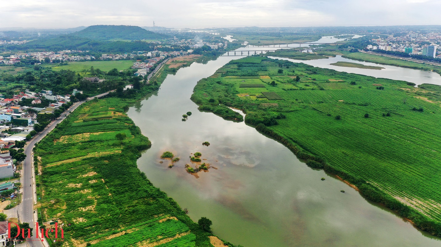 Mountainous landscape with a river flowing in the foreground