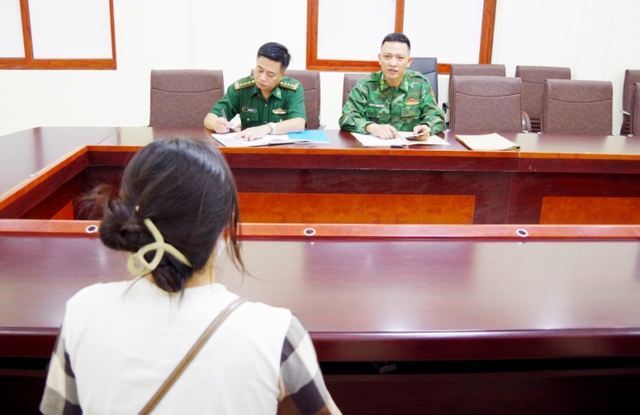 Thiếu nữ 23 tuổi được Đồn Biên phòng Cửa khẩu quốc tế Móng Cái giải cứu. Ảnh: N.Chiến