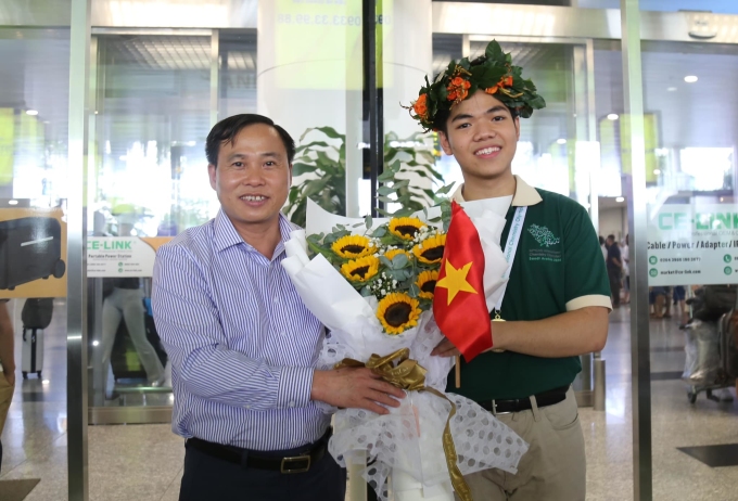 Tiến Hưng trở về từ Olympic Hóa học quốc tế, ngày 31/7. Ảnh: Fanpage trường THPT chuyên Bắc Ninh