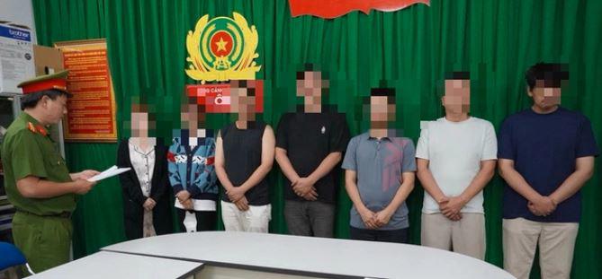 Các đối tượng tổ chức môi giới bán dâm ở nhà hàng Gamp;G tại cơ quan công an. Ảnh: CACC.