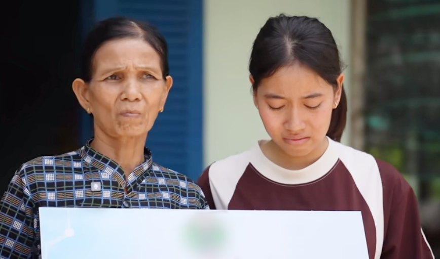 Hiệp xúc động khi nhận học bổng