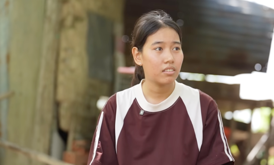 Cha mất, nữ sinh lớp 12 đi làm thêm để lo cho mẹ già: amp;#34;Em xin nhường học bổng cho các bạn éo le hơnamp;#34; - 1