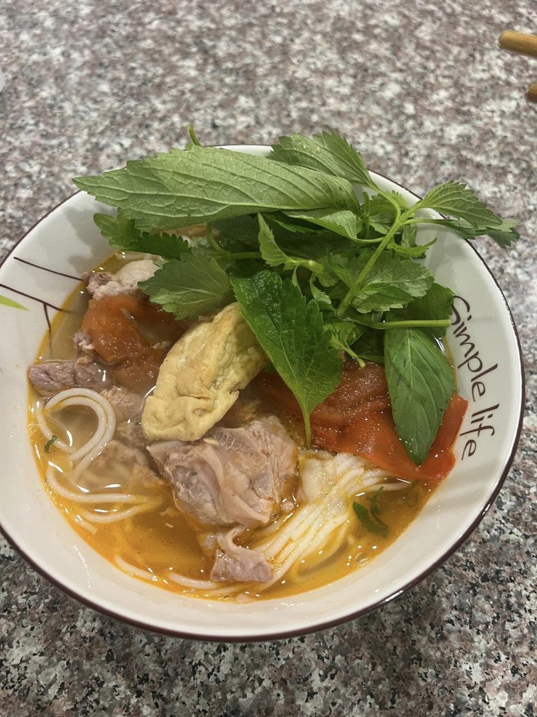 Con gái trang trần ở mỹ mời bạn đến nhà ăn hết sạch nồi bún riêu của mẹ - 3