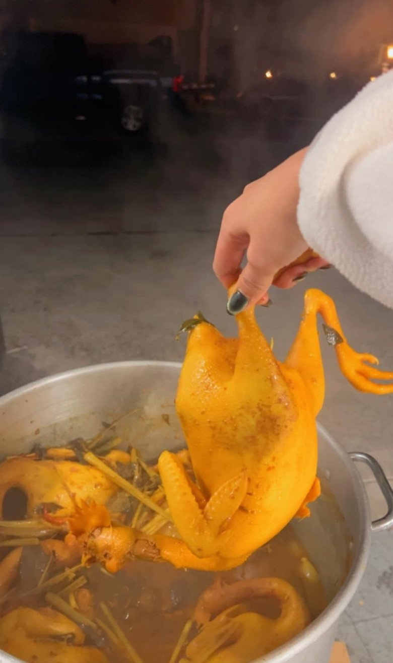 Con gái trang trần ở mỹ mời bạn đến nhà ăn hết sạch nồi bún riêu của mẹ - 13