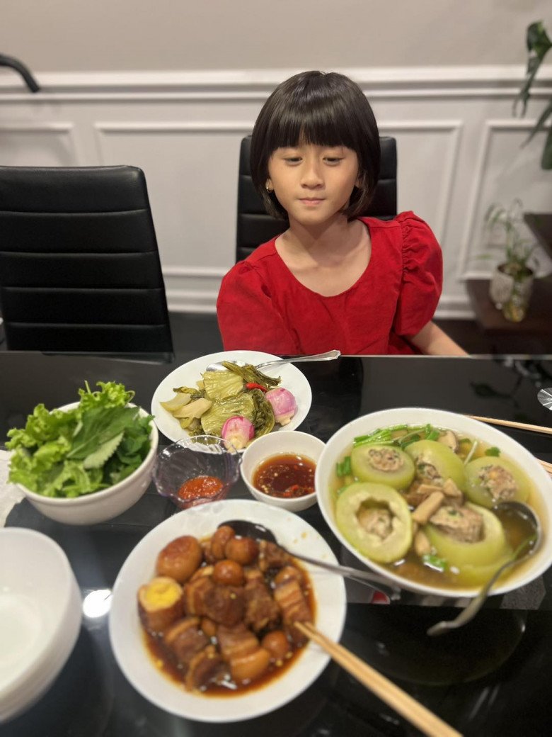 Con gái trang trần ở mỹ mời bạn đến nhà ăn hết sạch nồi bún riêu của mẹ - 12