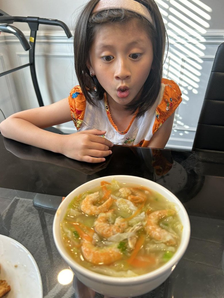Con gái trang trần ở mỹ mời bạn đến nhà ăn hết sạch nồi bún riêu của mẹ - 5