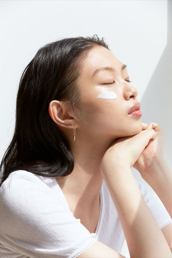 Nếu bạn muốn cải thiện các nếp nhăn trên da hãy bổ sung thêm các sản phẩm chứa retinol và nếu gặp tình trạng da sần vỏ cam, lỗ chân lông to thì niacinamide sẽ giúp làm đều màu da, thu nhỏ lỗ chân lông.