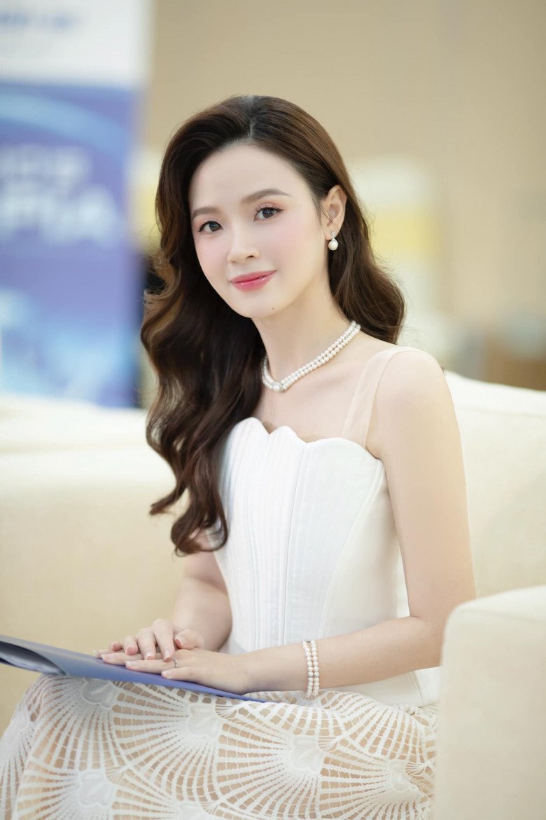 Midu nghiện chồng sau hơn 1 tháng về chung nhà thiếu gia tập đoàn nhựa đi mua bánh cho vợ vẫn khí chất ngời ngời - 13