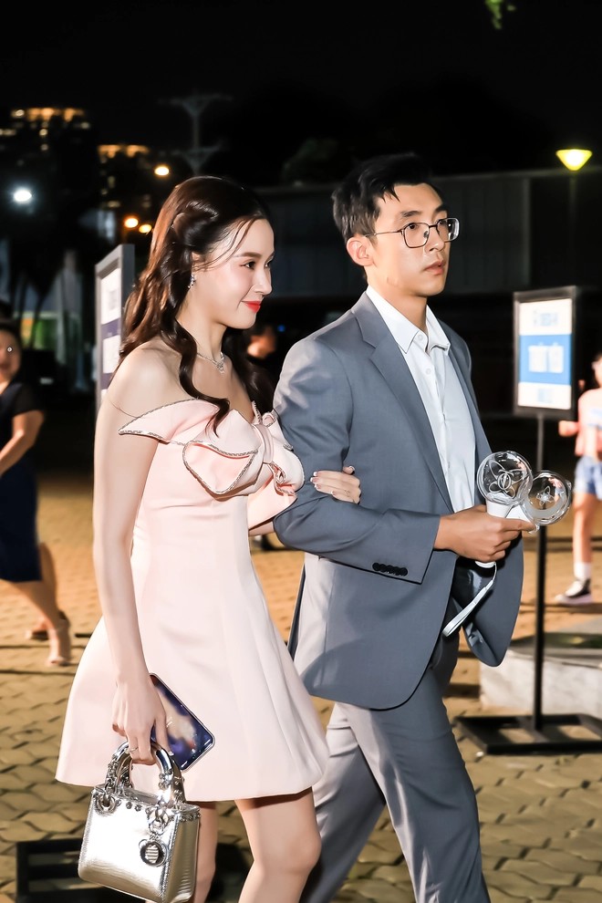 Midu nghiện chồng sau hơn 1 tháng về chung nhà thiếu gia tập đoàn nhựa đi mua bánh cho vợ vẫn khí chất ngời ngời - 16