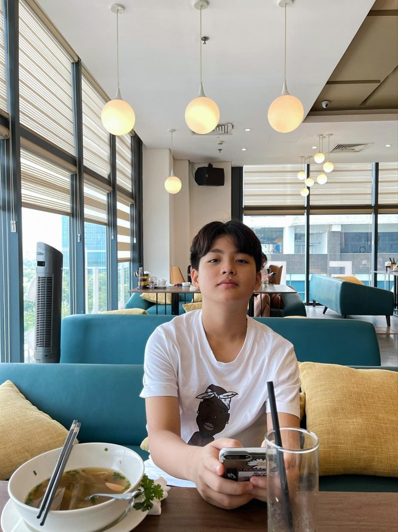 Bạn gái cũ của trấn thành khoe con trai riêng 14 tuổi cao trên 1m7 ngoại hình cực phẩm - 2