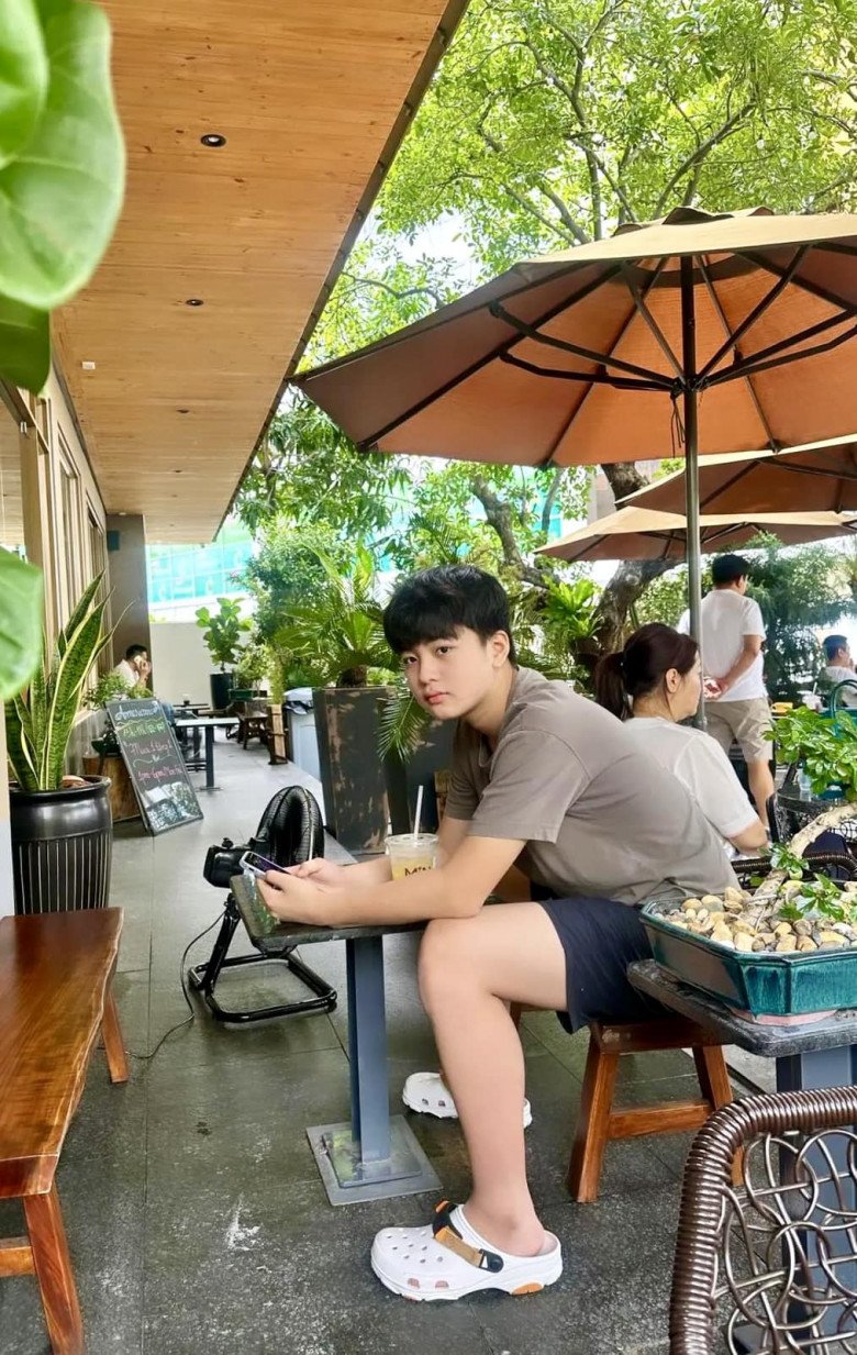 Bạn gái cũ của trấn thành khoe con trai riêng 14 tuổi cao trên 1m7 ngoại hình cực phẩm - 1