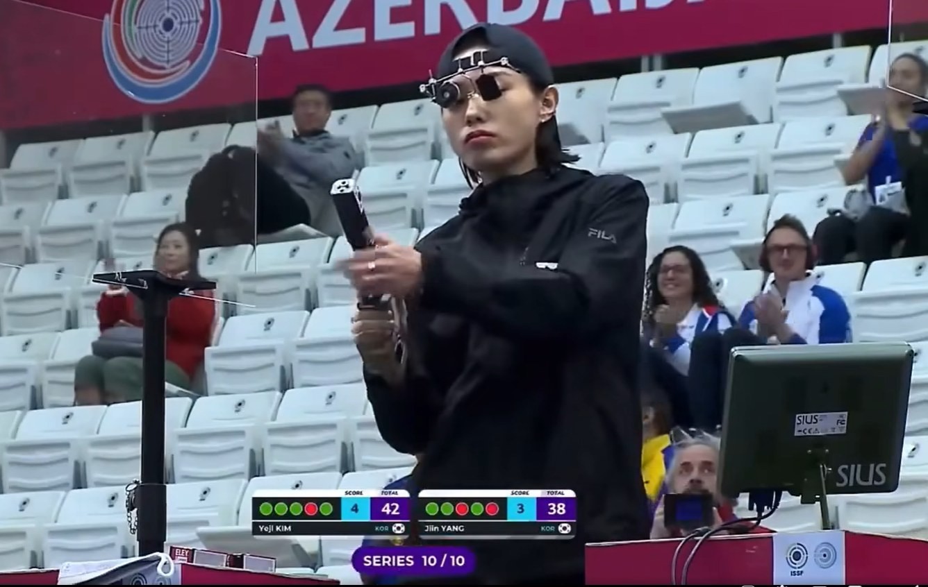 Đoạn video Kim Ye Ji thi đấu tại giải vô địch thế giới ISSF World Cup, nội dung sở trường 25 m súng ngắn, cũng được chia sẻ lại và thành “cơn sốt”. Trong video, Ye Ji đội mũ lưỡi trai ngược, đeo kính chuyên dụng che một bên mắt, kết hợp cùng đồng phục thi đấu, tay đút túi quần, thể hiện sự tập trung cao độ.