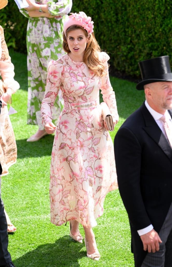 Tại sự kiện Royal Ascot năm nay, cô ghi điểm bằng đầm hoa màu hồng của Zimmermann, phối giày cao gót và ví của Roger Vivier, bờm đính hoa lớn của Juliette Botterill.