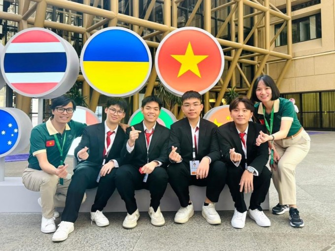 Đăng Khôi (thứ hai, từ phải sang) cùng thầy cô và bạn bè ở IChO 2024. Ảnh: Nhân vật cung cấp