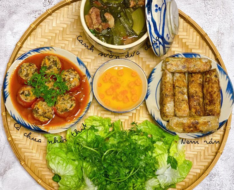 Thịt hồi cà chua, nem rán, canh dua cải.
