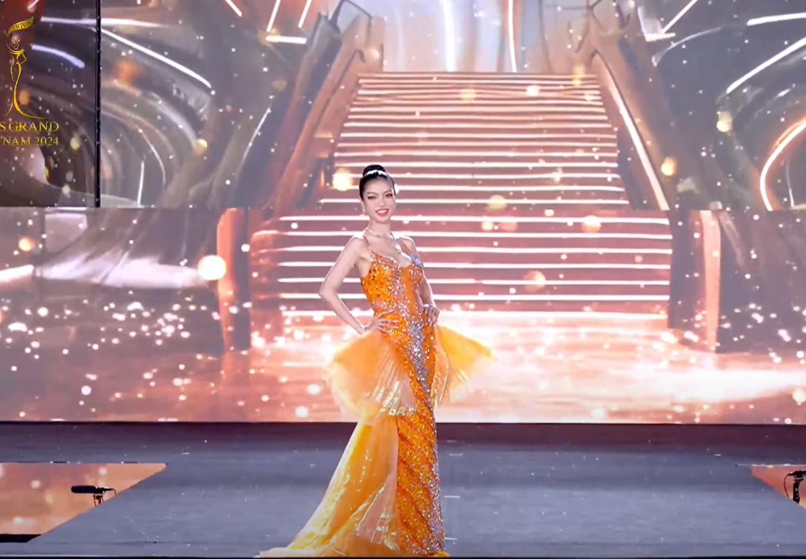 Trực tiếp Chung kết Miss Grand Vietnam 2024: Top 15 xuất sắc nhất trình diễn váy dạ hội - 3