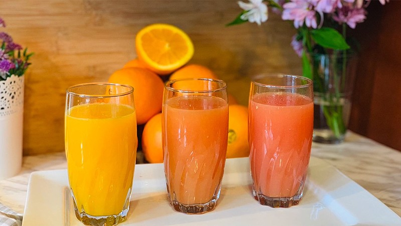 Cam, bưởi, chanh... có rất nhiều lợi ích cho sức khỏe vì có hàm lượng vitamin C, chất xơ dồi dào. Tuy nhiên, trước khi đi ngủ, chúng có thể không phải là món ăn nhẹ lý tưởng. Tính axit trong trái cây họ cam quýt là một tác nhân gây trào ngược axit khác. 
