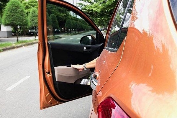 Theo Luật Trật tự, an toàn giao thông đường bộ, khi mở cửa xe lái xe phải quan sát, đảm bảo an toàn. Ảnh minh họa: TL