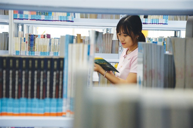 Khi tập trung đọc sách, bạn có thể trau dồi kiến thức, giảm stress và tăng khả năng lập luận, diễn đạt thông qua những trang sách bổ ích. 