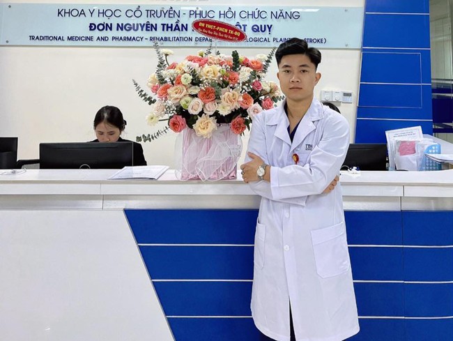 Khi đi khám bệnh, Pê Lê khiến các bệnh nhân tròn mắt, có người còn thắc mắc anh có phải là bác sĩ người nước ngoài hay không?