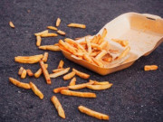 Sức khỏe - Thực phẩm rơi xuống đất mấy giây vẫn ăn được? Những điều tưởng đúng bấy lâu có thể khiến bạn dễ ngộ độc