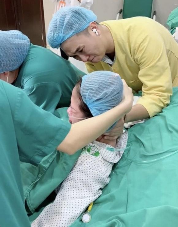 Diễn viên Anh Tuấn luôn đồng hành cùng vợ lúc mang thai và sinh con đầu lòng.