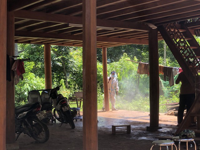 Xử lý môi trường bằng Chloramin B với nồng độ 0,1% Clo hoạt tính tại khu vực nhà bệnh nhân và các trường hợp tiếp xúc với bệnh nhân.