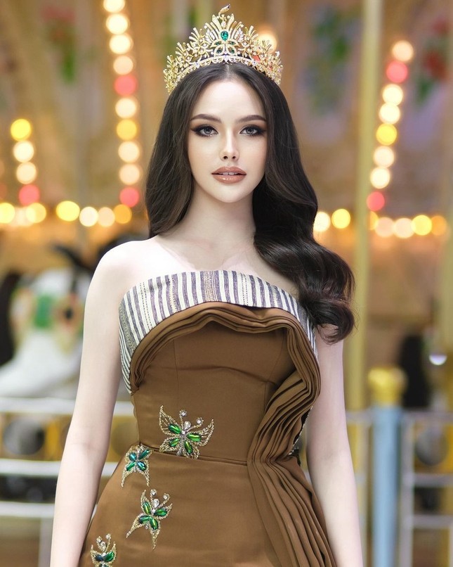 Cuộc thi Miss Grand International 2024 dự kiến tổ chức vào cuối tháng 10 tại Campuchia và bắt đầu từ bây giờ, các nước đã bắt đầu giới thiệu người đẹp đại diện tham gia. Năm nay, Lào sẽ cử Á hậu 1 của Miss Grand Lào 2023 là Louise Chanthalangsy tới tranh tài.