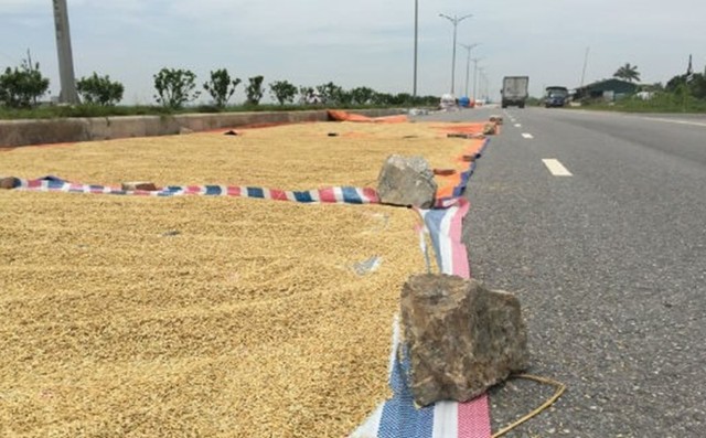 Đặt, để chướng ngại vật, vật cản khác trái phép trên đường bộ có thể bị phạt từ 6.000.000 đồng đến 8.000.000 đồng. Ảnh minh họa: TL