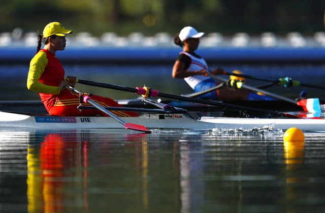 Phạm Thị Huệ (trái) nỗ lực vượt qua chính mình ở môn rowing