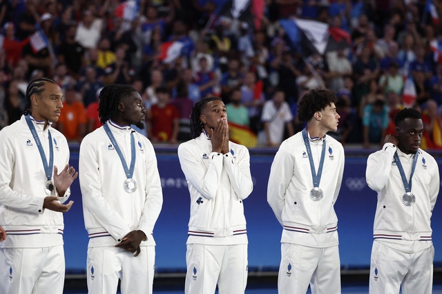 ... nhưng phải nhận thất bại trước lối chơi tấn công mạnh mẽ của đội khách