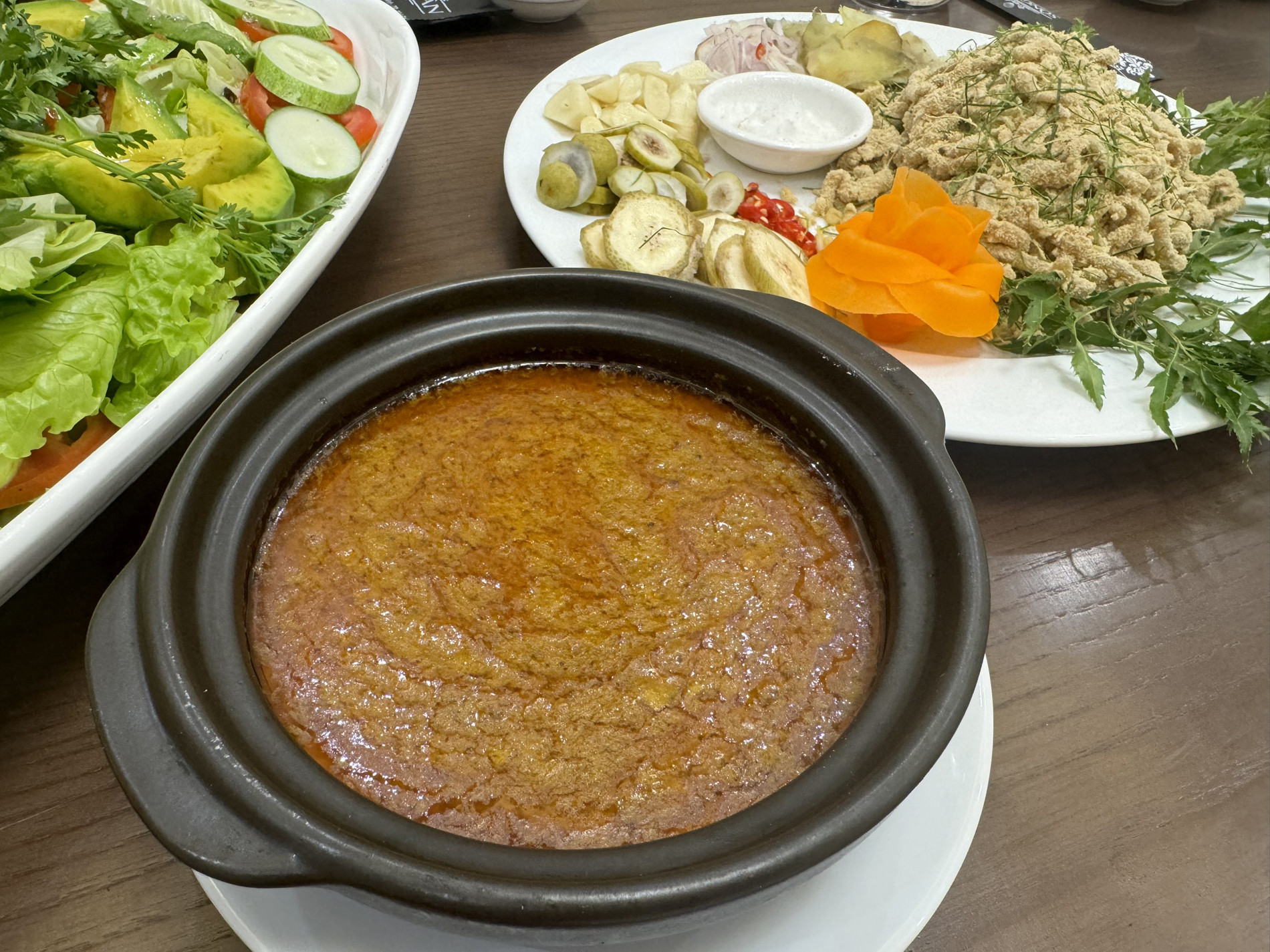 Chẻo chấm - thứ nước sốt đặc sánh làm từ xương cá giã nhuyễn được xem như linh hồn của món ăn. Ảnh: Thảo Trinh