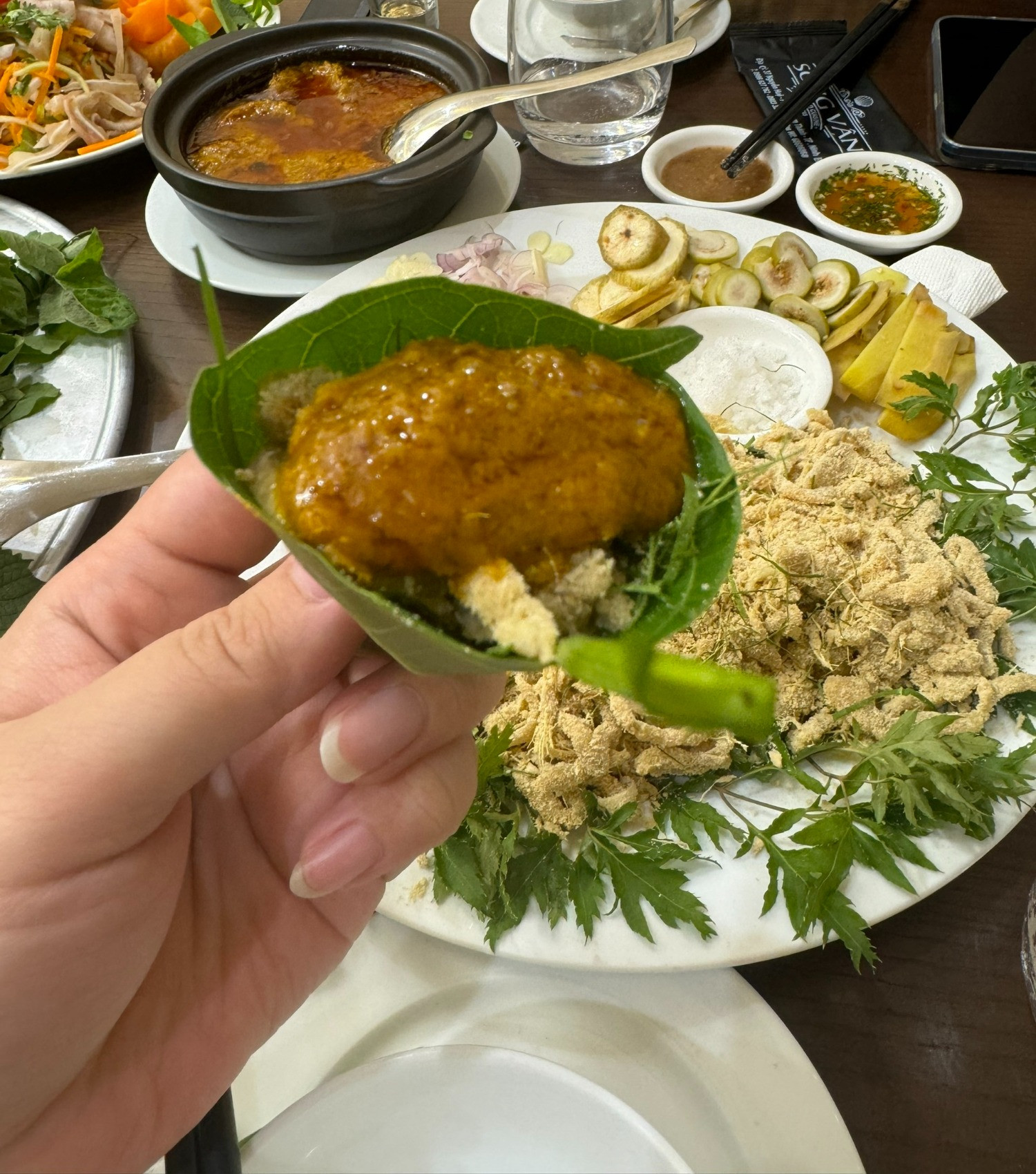 Gỏi nhệch hấp dẫn thực khách bởi cách thưởng thức độc đáo. Ảnh: Thảo Trinh