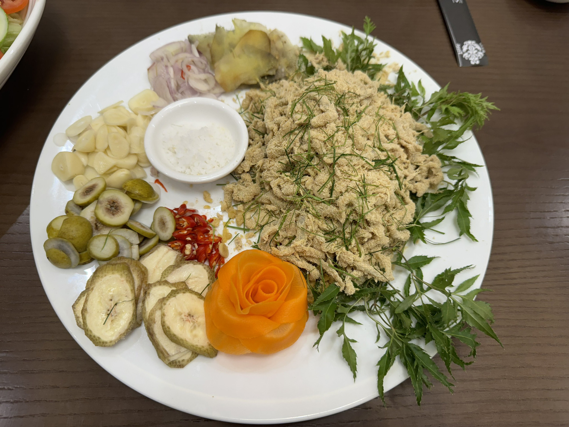 Gỏi nhệch là đặc sản nổi tiếng của vùng đất Kim Sơn, Ninh Bình và cũng xuất hiện ở nhiều địa phương như Nga Sơn (Thanh Hóa), Tràng Cát (Hải Phòng), Thái Thụy (Thái Bình), Giao Thủy và Nghĩa Hưng (Nam Định). Ảnh: Thảo Trinh