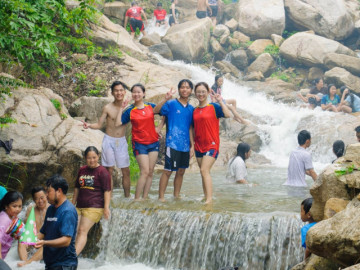 Săn biển mây, tắm suối mát lạnh ở ngọn núi nổi tiếng miền Tây