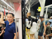 Clip Eva - Nghìn người dân chen chúc trải nghiệm đường sắt trên cao Nhổn - Ga Hà Nội