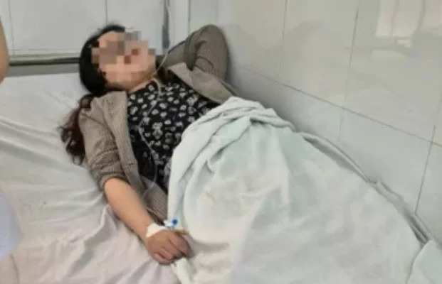 Một trong số các du khách phải nhập viện nghi ngộ độc thực phẩm ở TP. Hạ Long, Quảng Ninh