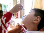 Yêu con - Con 8 tuổi nhỏ keo 502 vào mắt, bố có hành động được bác sĩ khen ngợi