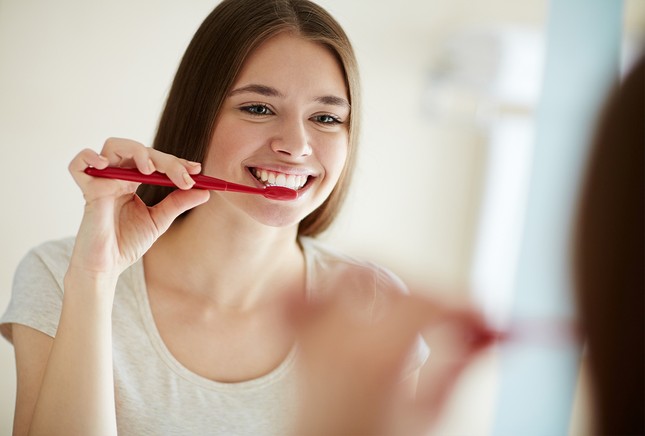 Nhiều người thắc mắc vì sao đánh răng thường xuyên vẫn ê buốt răng?