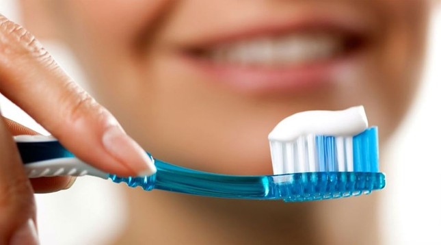 Việc lựa chọn bàn chải quá cứng và thói quen đánh răng theo chiều ngang cũng góp phần làm tăng nguy cơ ê buốt răng.