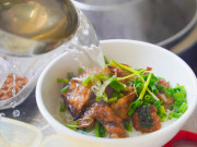 Lifestyle - Quán bún chả "phiên bản lạ" ở Hà Nội được Michelin khen, khách tò mò tìm địa chỉ