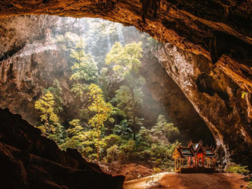 Cảnh đẹp kỳ bí trong hang sâu và ngôi đền dát vàng của nhà vua