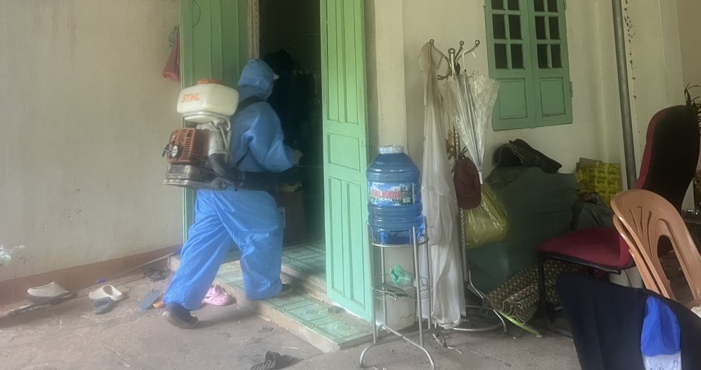 Nhân viên y tế phun hóa chất xử lý một ổ dịch sốt xuất huyết tại Đắk Lắk. Ảnh: Y.T