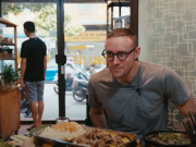 Lifestyle - Khách Tây thưởng thức thịt chuột "khổng lồ" ở Hà Nội, khen "ngon hơn tôm hùm"