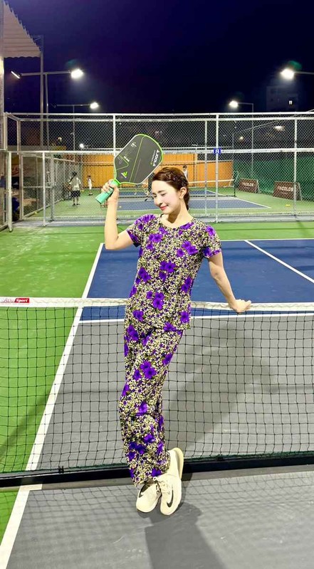 Người đẹp 8X viết trên trang cá nhân: Thời trang ra sân sau một ngày bão mạng… Đi pickleball thế này ổn không mọi người. Tím mộng mơ hoa nhí….